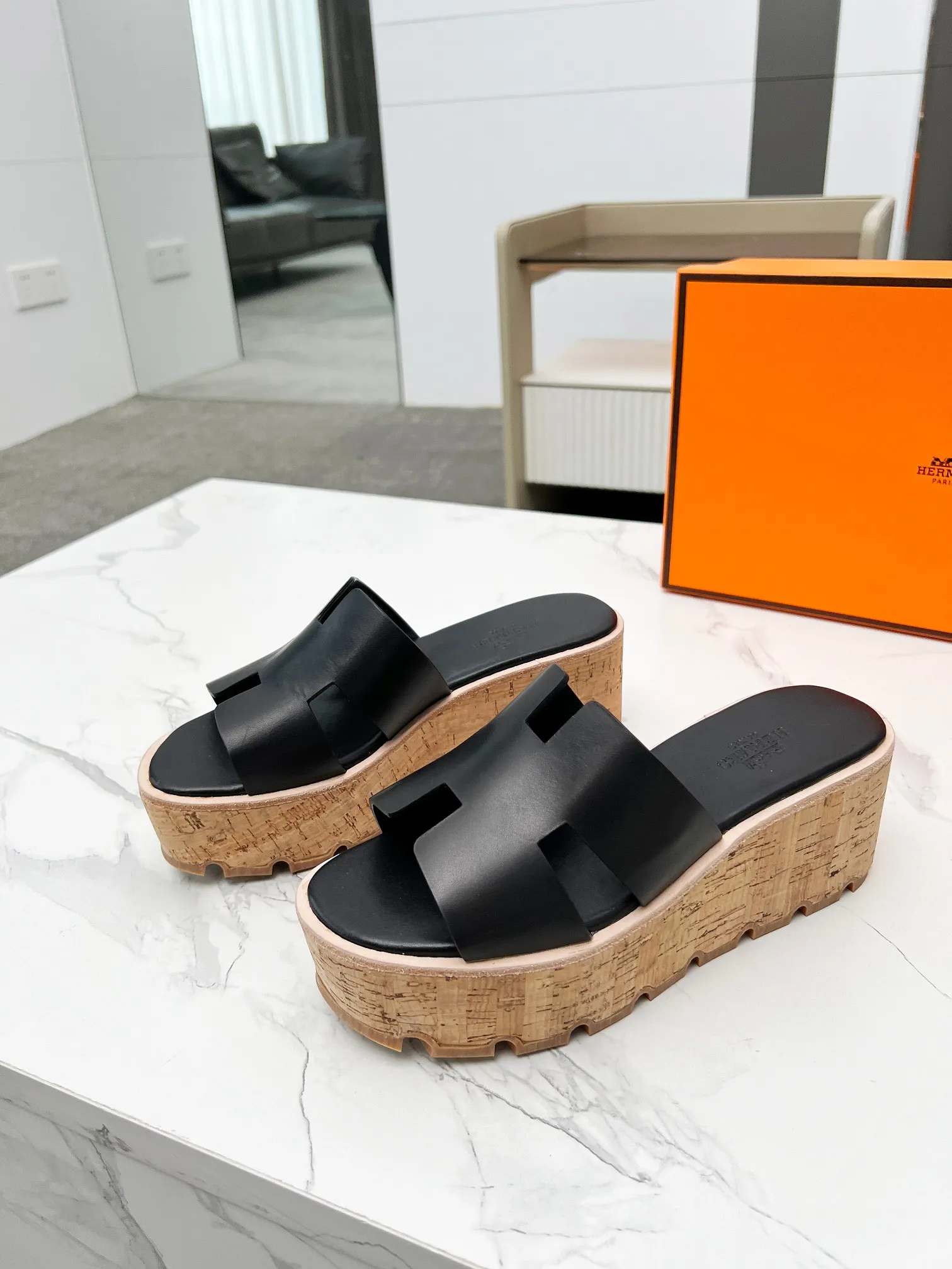 👟👟Ex-factory price 400👟👟 Hermès, upgraded version and workmanship materials. Hermes®🔴The highest version of handmade shoes on the market✨✨ Top product Hermès platform shoes🐎——————————The new model in early spring is the same as the original version, handmade by masters! ❥High-end customization, exclusive products, the highest version in the industry⚠❥Using: Hermers upper: Italian imported cowhide + sheepskin lining (pursuing top walking comfort) ✨～～〰〰〰〰❥ Packing: full set of original packaging━━━━Hermes━━━━━ size: 35-41 (42) customized and non-returnable)